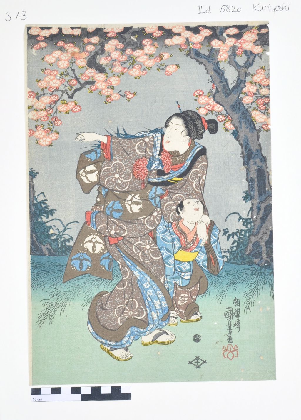 Das Bild zeigt einen Holzschnitt. Darauf hält eine Mutter ihr Kind um die Schulter. Mit der anderen Hand pflückt sie Blumen und Gräser. Über ihnen steht ein Baum in voller Blüte. Mutter und Kind tragen traditionelle japanische Gewänder in Braun- und Blautönen.