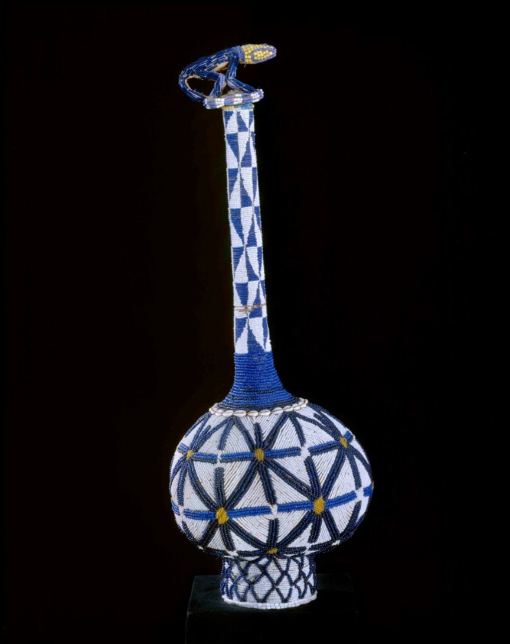 Diese verzierte Kalebasse ist ein königliches Prestigeobjekt aus Kamerun, ein Geschenk von König Njoya an Missionarin Anna Rein-Wuhrmann