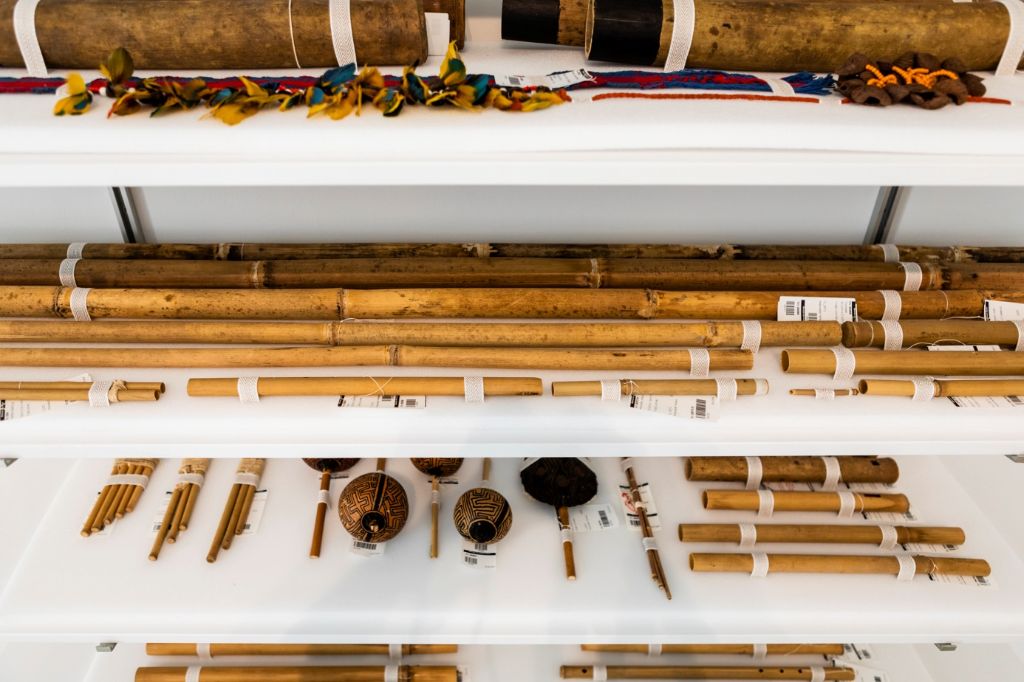 Zahlreiche Instrumente aus Holz liegen im Museum auf einer Ablage. Manche längs, manche quer.