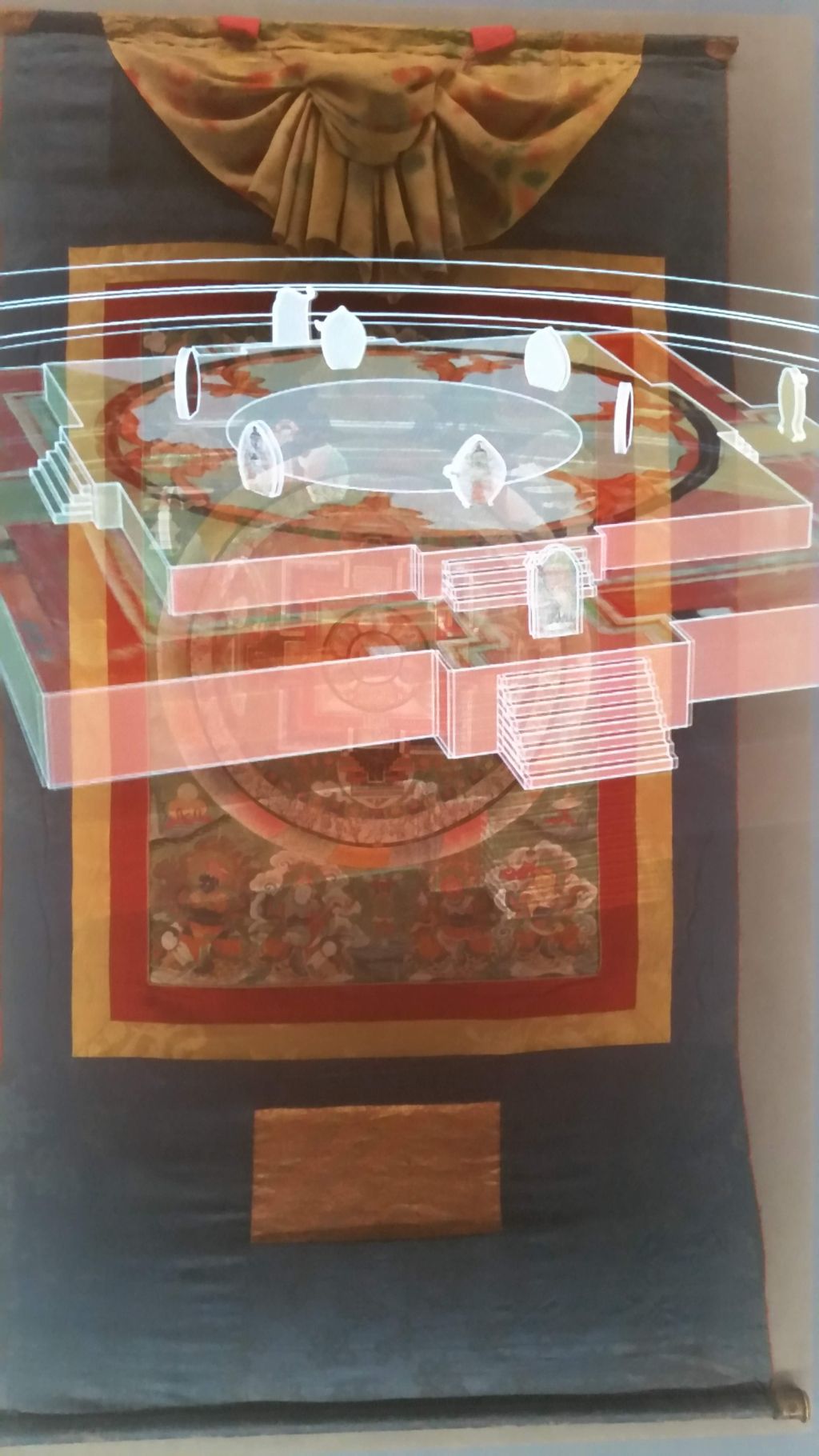 Das Foto zeigt das Innere der Meditationsbox, in der ein Mandala dreidimensional dargestellt wird