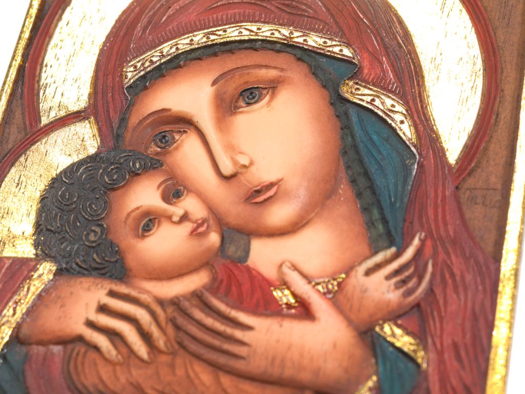 Das Foto zeigt Maria und Jesus. Maria hält Jesus fest in den Armen und drückt sein Gesicht an ihre Wange.