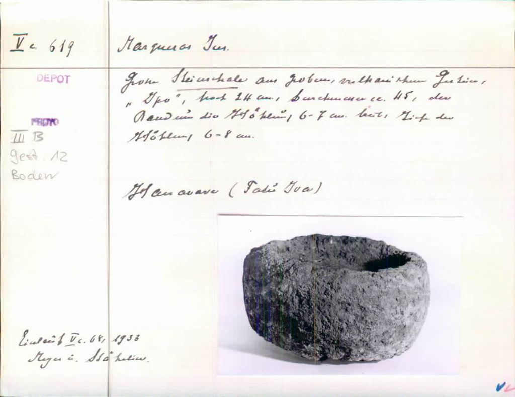 Eine Karteikarte, die mit schwarzer Schrift versehen ist. Links oben steht VC 619, daneben Marquesas Ins. Darunter ein paar Zeilen, die beginnen mit grosse Steinschale und dann verschiedene Masse beinhalten. Darunter ist ein Schwarzweiss-Foto einer Schüssel.