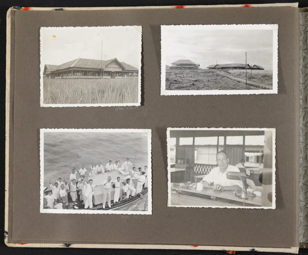 Auf einer dunkelgrauen Fotoalbumseite sind vier Schwarz-Weiss-Fotos geklebt. Die oberen zwei Fotos zeigen Gebäude und Wiesen. Auf den unteren beiden Fotos sind links viele Menschen auf einem kleinen Boot zu sehen und rechts ein Mann an einem Bürotisch.