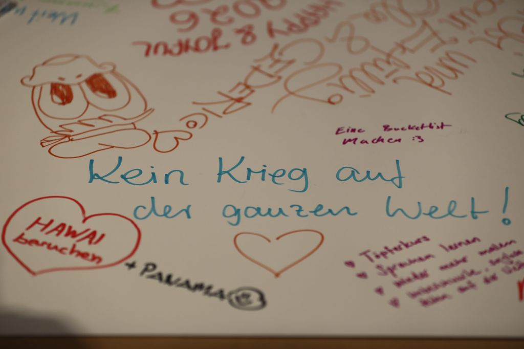 Auf einem weissen Papier stehen Worte und Sätze wie: Hawaii besuchen und Panama, Kein Krieg auf der ganzen Welt, Töpferkurs, Sprachen lernen etc. Es sind auch zwei gemalte Herzen zu sehen.