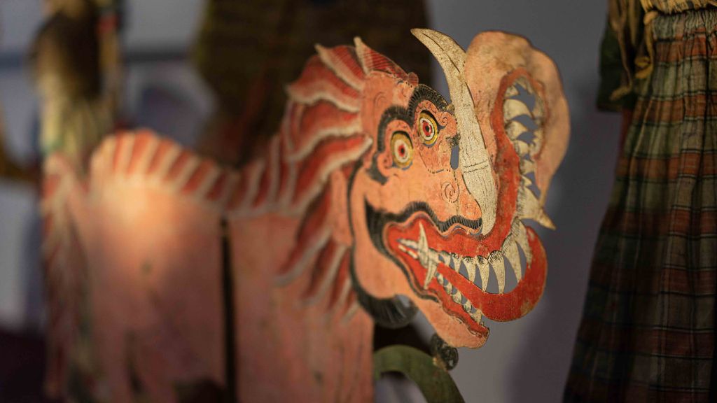 Der Gute Löwe: Der javanische Dämon Begeduwak ist eine wiederkehrende Figur in wayang-Schattenspielen. Obwohl er selber gefürchtet wird, schreckt er andere Dämonen davor ab, Seuchen, Naturkatastrophen und Missernten zu verbreiten.