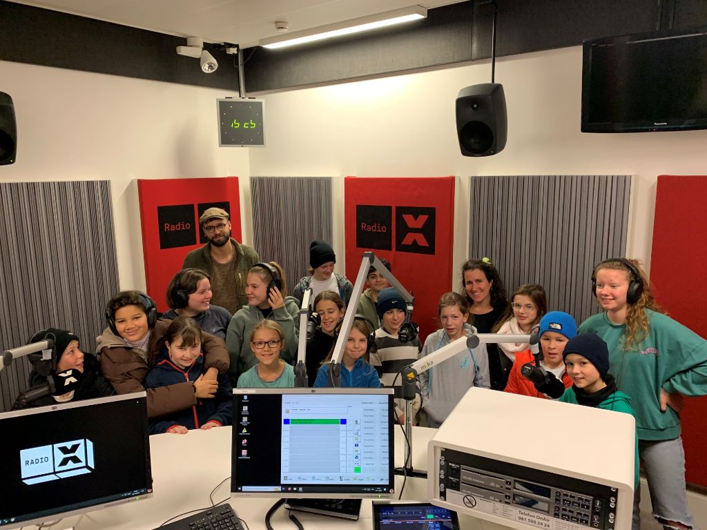 Schulklasse im Radiostudio