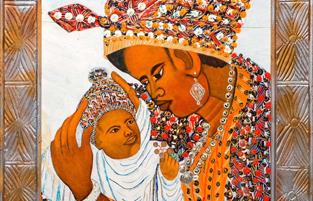 Das Bild zeigt ein Bild einer afrikanischen Mutter und mit ihrem Kinder. Beide sind reich geschmückt und tragen reich verzierten Kopfschmuck